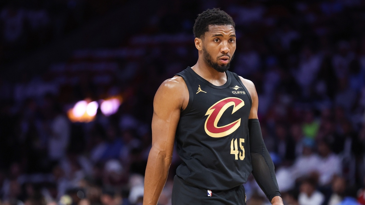 骑士主帅受伤离场,球队陷入混乱 骑士主帅受伤离场,球队陷入混乱