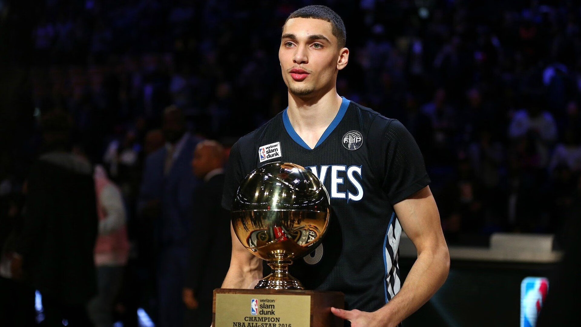 鹈鹕鏖战辽宁队,武切维奇高光表现点燃全场