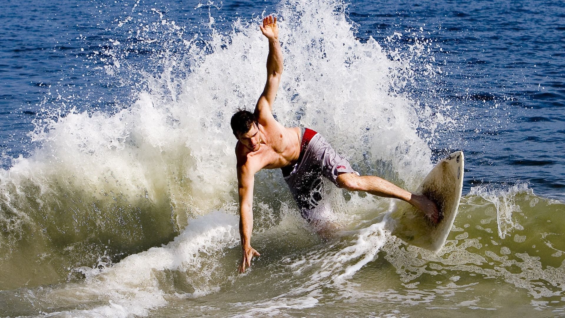 绝境翻盘，威廉姆斯逆袭哈斯，维斯塔潘的统治级表演如何点燃赛场